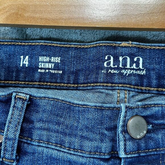 a.n.a High-Rise Skinny Jean Woman 14 Raw Blue Hem Stretch Denim Trendy Preppy - Picture 5 of 10